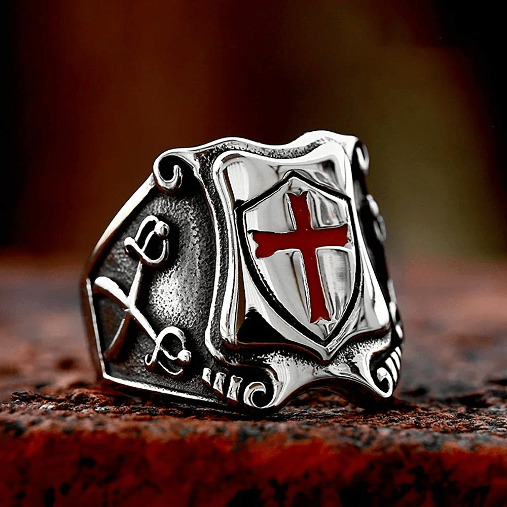 Anillo de escudo de Cruz Roja de estilo medieval con diseño caballeresco y detalles grabados