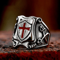 Anillo de escudo de Cruz Roja de estilo medieval con diseño caballeresco y detalles grabados