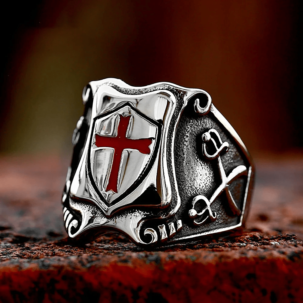 Anillo de escudo de Cruz Roja de estilo medieval con diseño caballeresco y detalles grabados