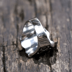 Anillo de escudo de Cruz Roja de estilo medieval con diseño caballeresco y detalles grabados