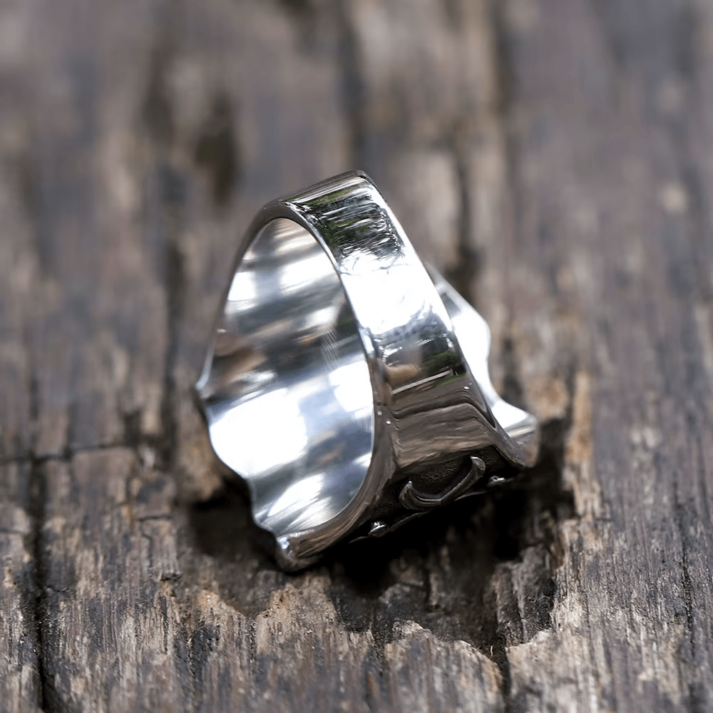 Anillo de escudo de Cruz Roja de estilo medieval con diseño caballeresco y detalles grabados