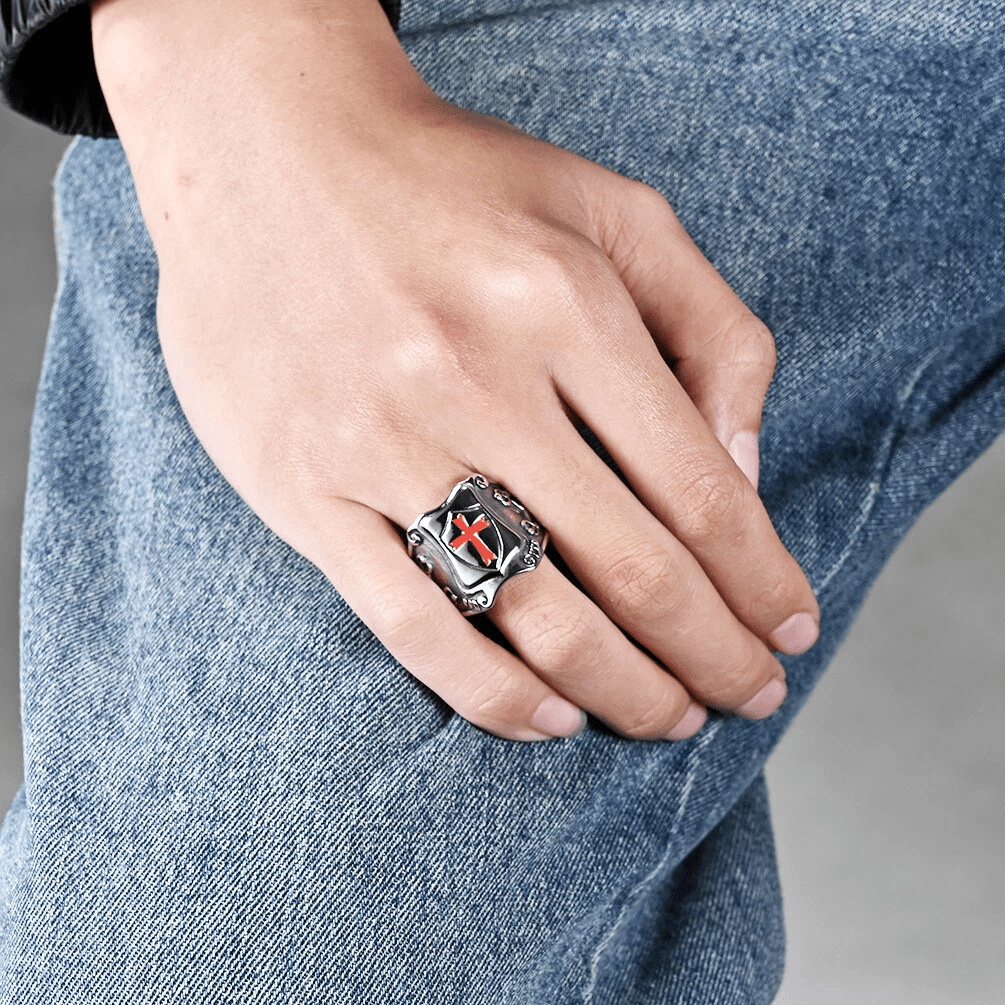 Anillo de escudo de Cruz Roja de estilo medieval con diseño caballeresco y detalles grabados