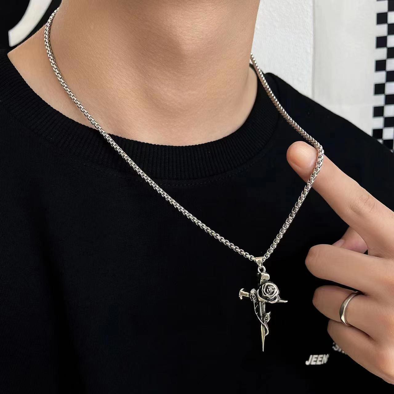 Collier croix foi avec roses et motifs floraux gothiques
