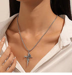 Collier croix foi avec roses et motifs floraux gothiques