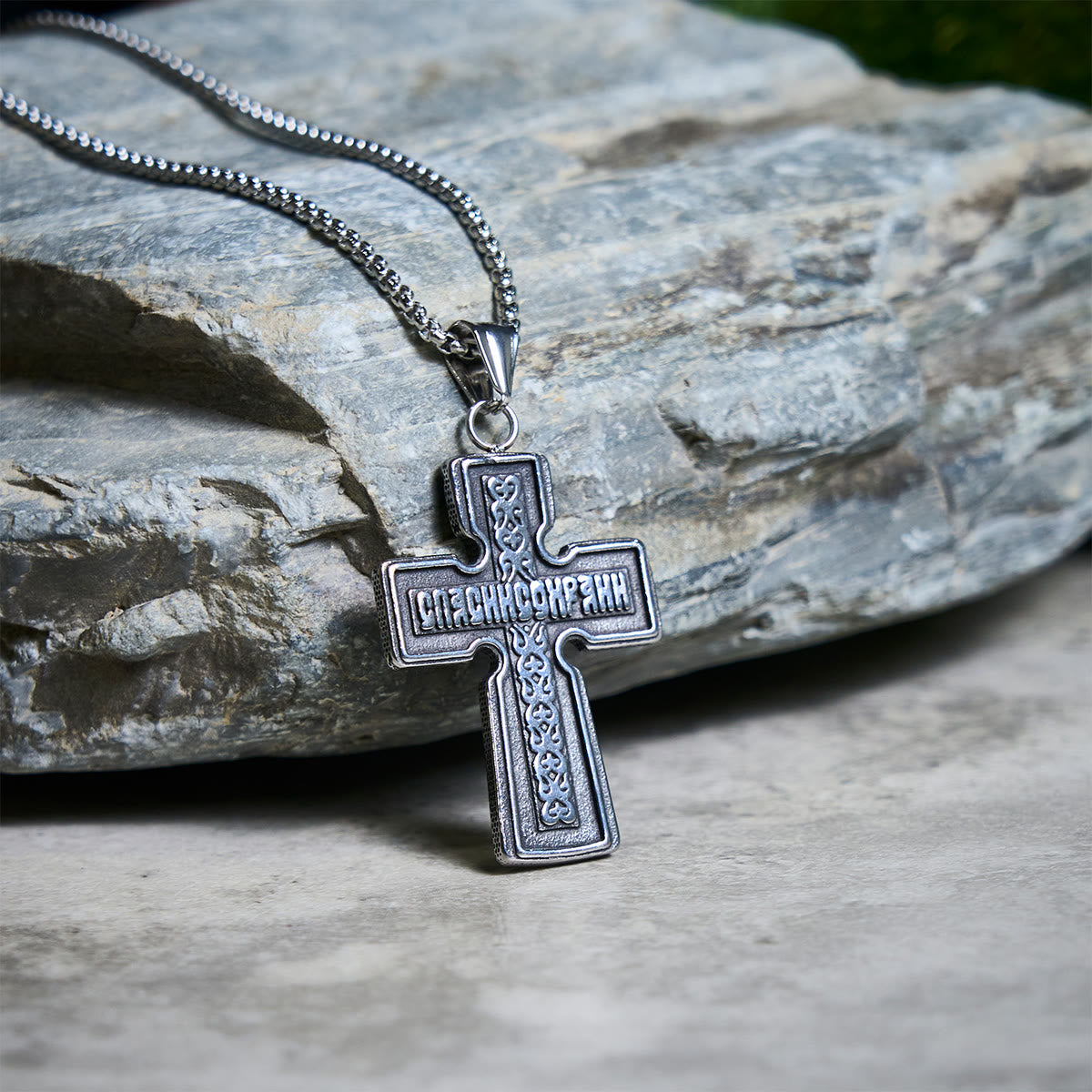Collier Croix Orthodoxe Sacrée en Acier Titane Vintage avec Écriture Religieuse