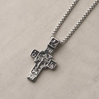 Collier Croix Orthodoxe Sacrée en Acier Titane Vintage avec Écriture Religieuse
