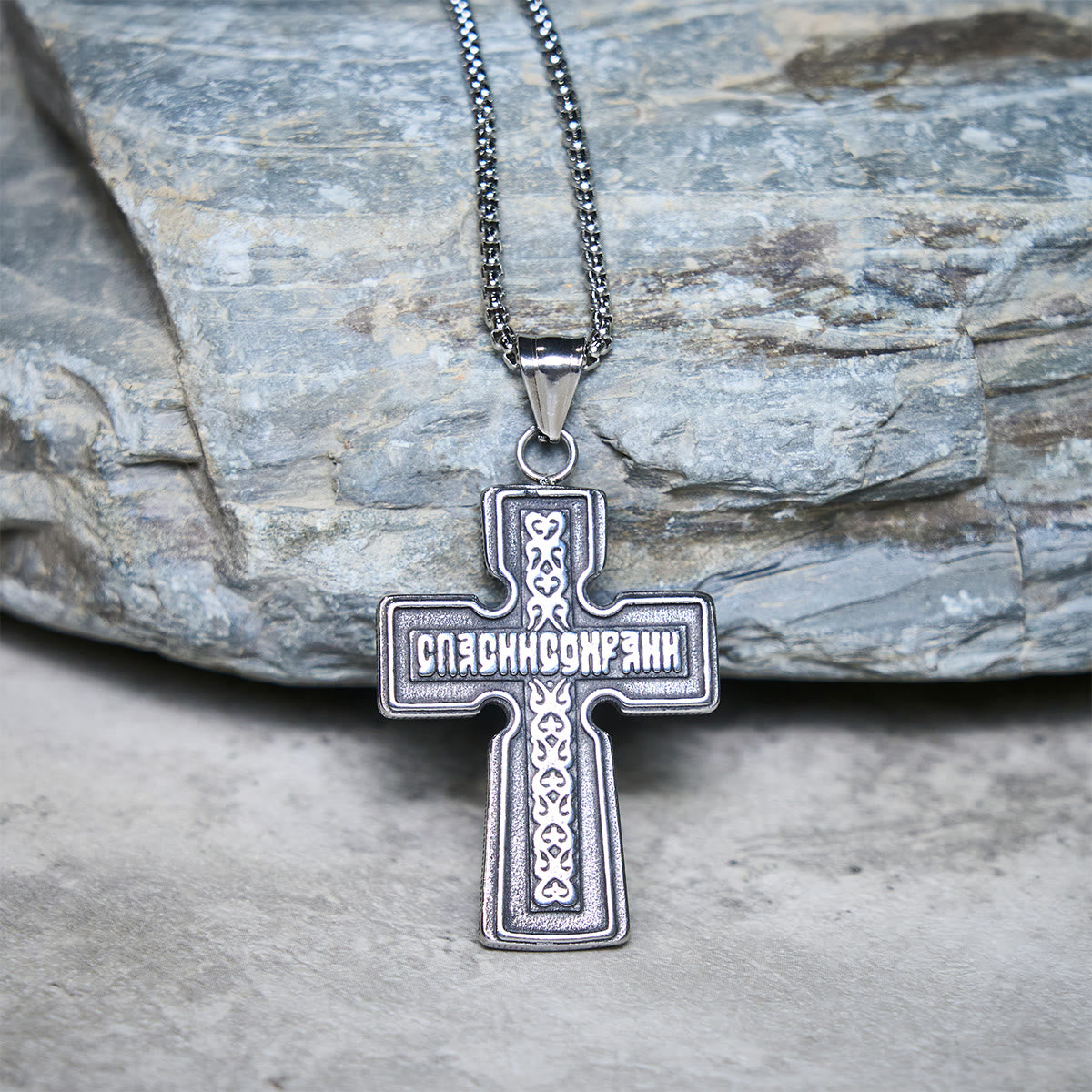 Collier Croix Orthodoxe Sacrée en Acier Titane Vintage avec Écriture Religieuse