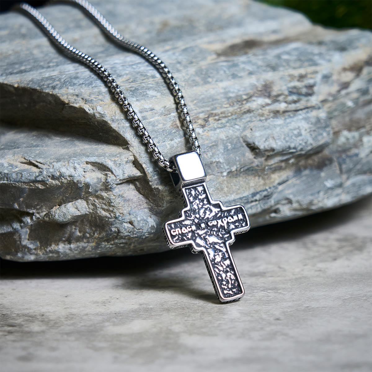 Collier Croix Orthodoxe Sacrée en Acier Titane Vintage avec Écriture Religieuse