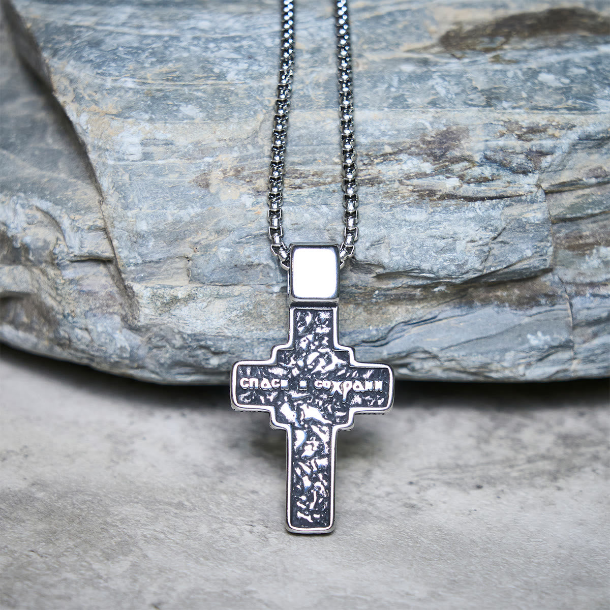 Collier Croix Orthodoxe Sacrée en Acier Titane Vintage avec Écriture Religieuse