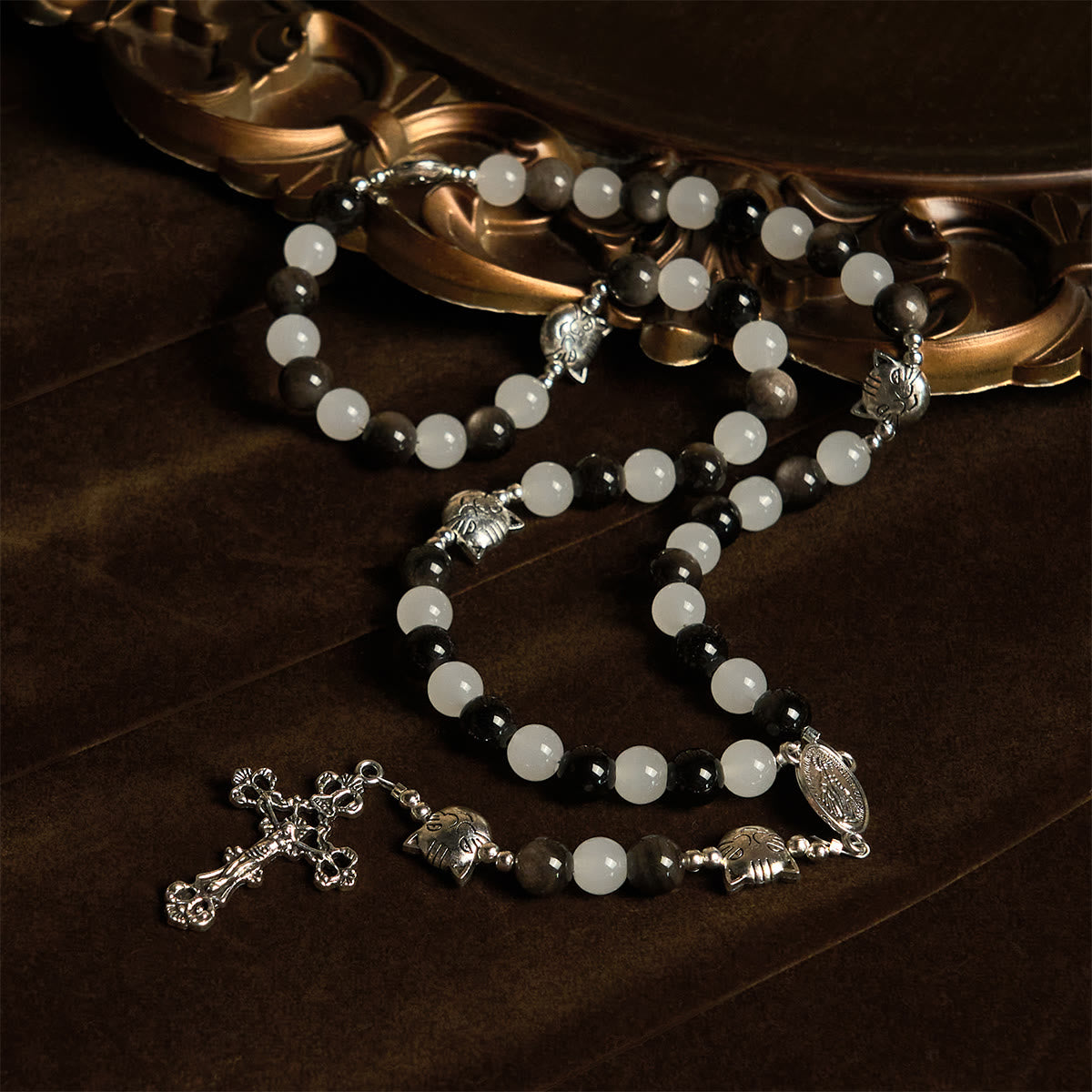 Bracelet chapelet animal Notre-Dame en perles avec chat-vache noir et blanc