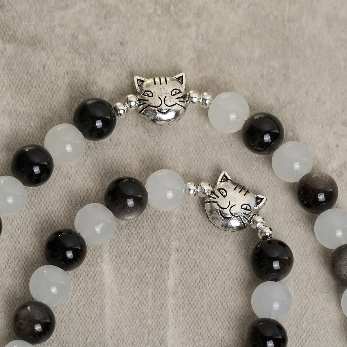 Bracelet chapelet animal Notre-Dame en perles avec chat-vache noir et blanc