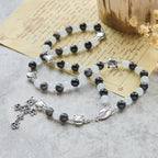 Bracelet chapelet animal Notre-Dame en perles avec chat-vache noir et blanc