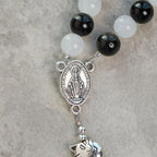 Bracelet chapelet animal Notre-Dame en perles avec chat-vache noir et blanc