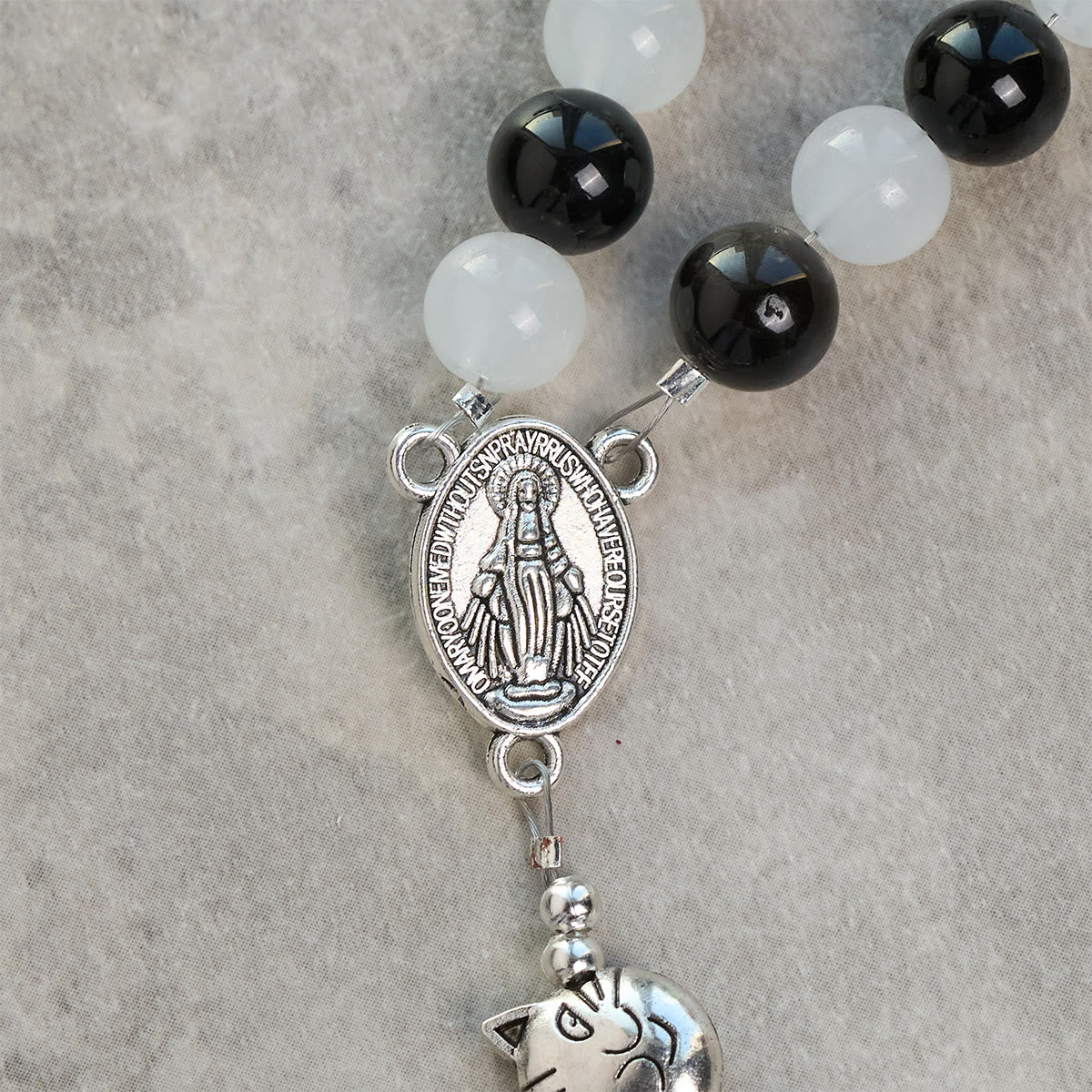 Bracelet chapelet animal Notre-Dame en perles avec chat-vache noir et blanc
