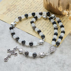 Bracelet chapelet animal Notre-Dame en perles avec chat-vache noir et blanc