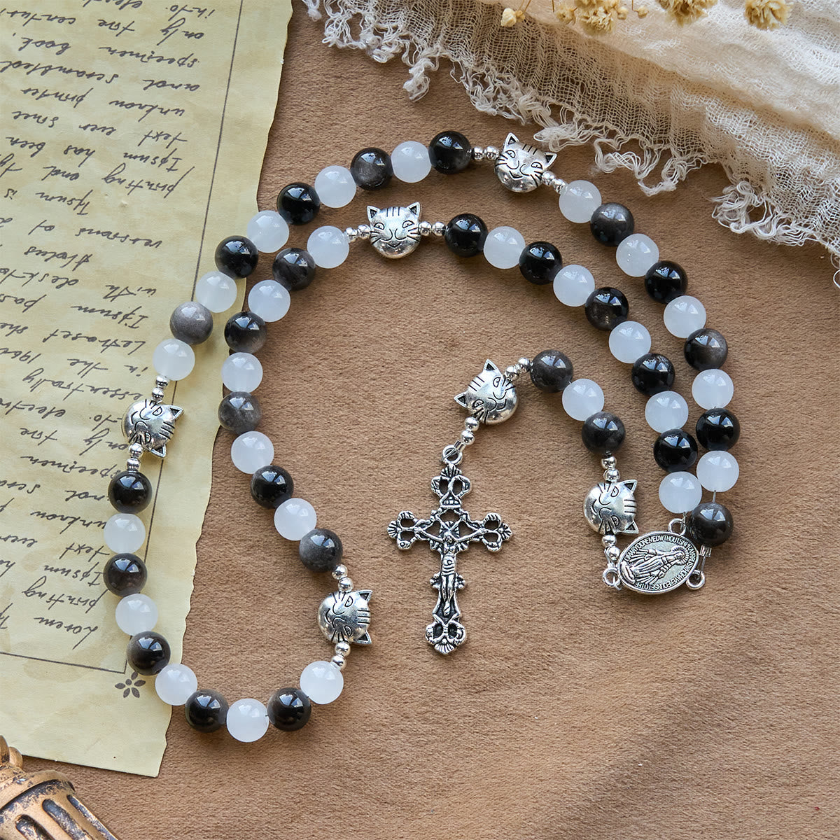 Bracelet chapelet animal Notre-Dame en perles avec chat-vache noir et blanc