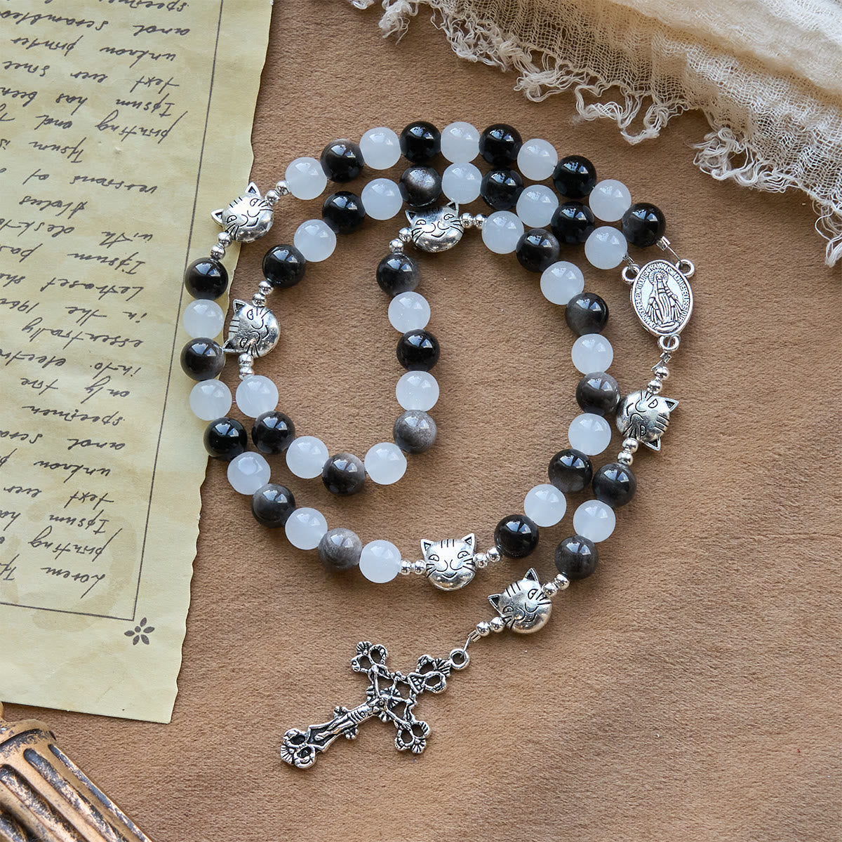 Bracelet chapelet animal Notre-Dame en perles avec chat-vache noir et blanc