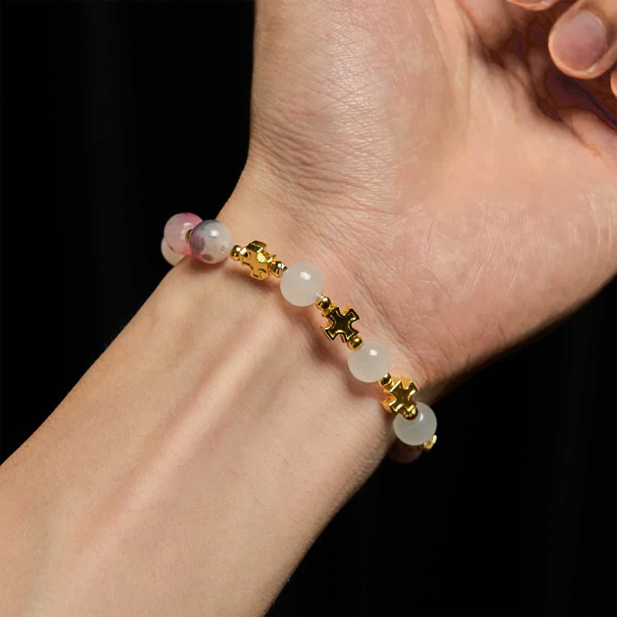 Bracelet élégant en perles de jade rose persan et noir de 8 mm avec croix ancienne