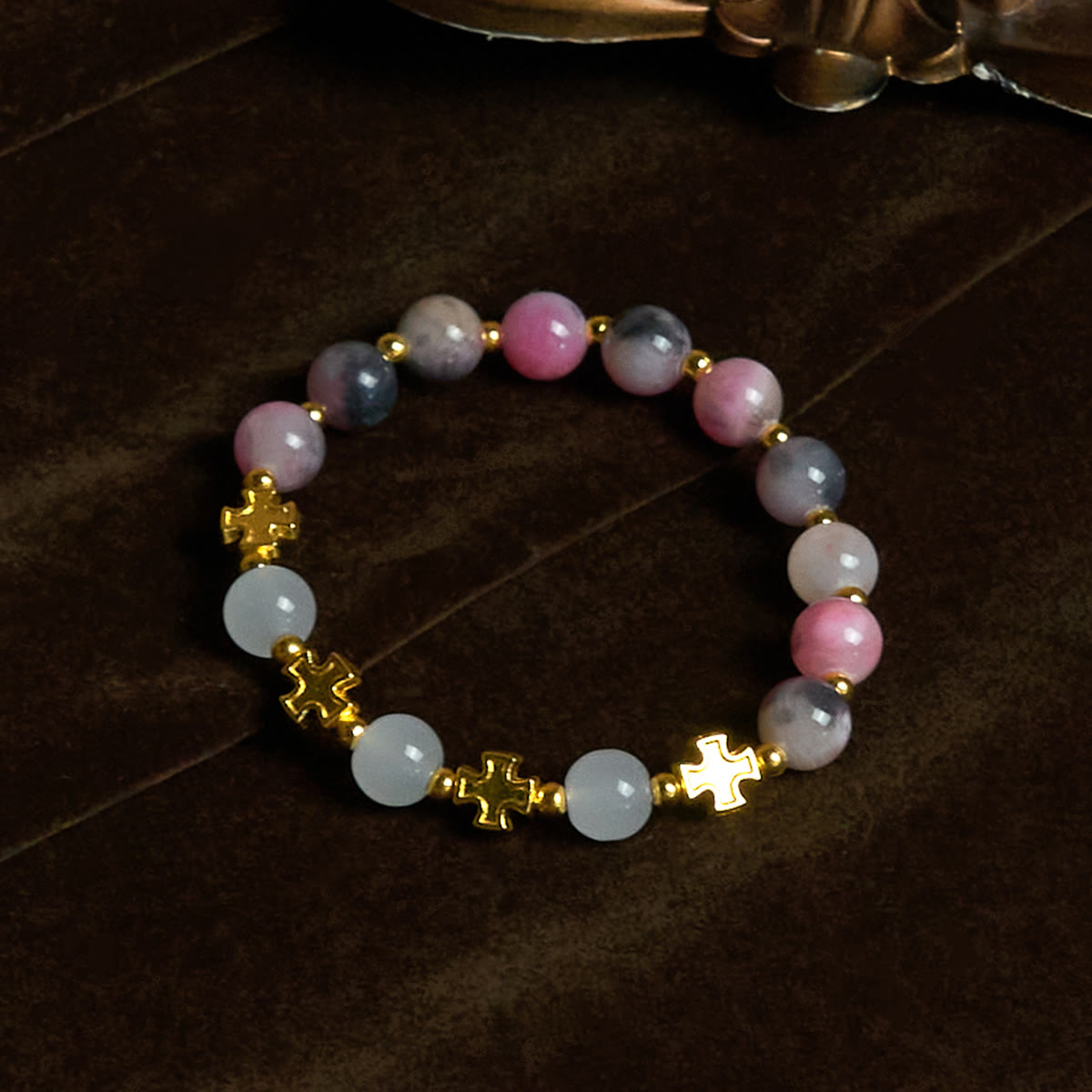 Bracelet élégant en perles de jade rose persan et noir de 8 mm avec croix ancienne