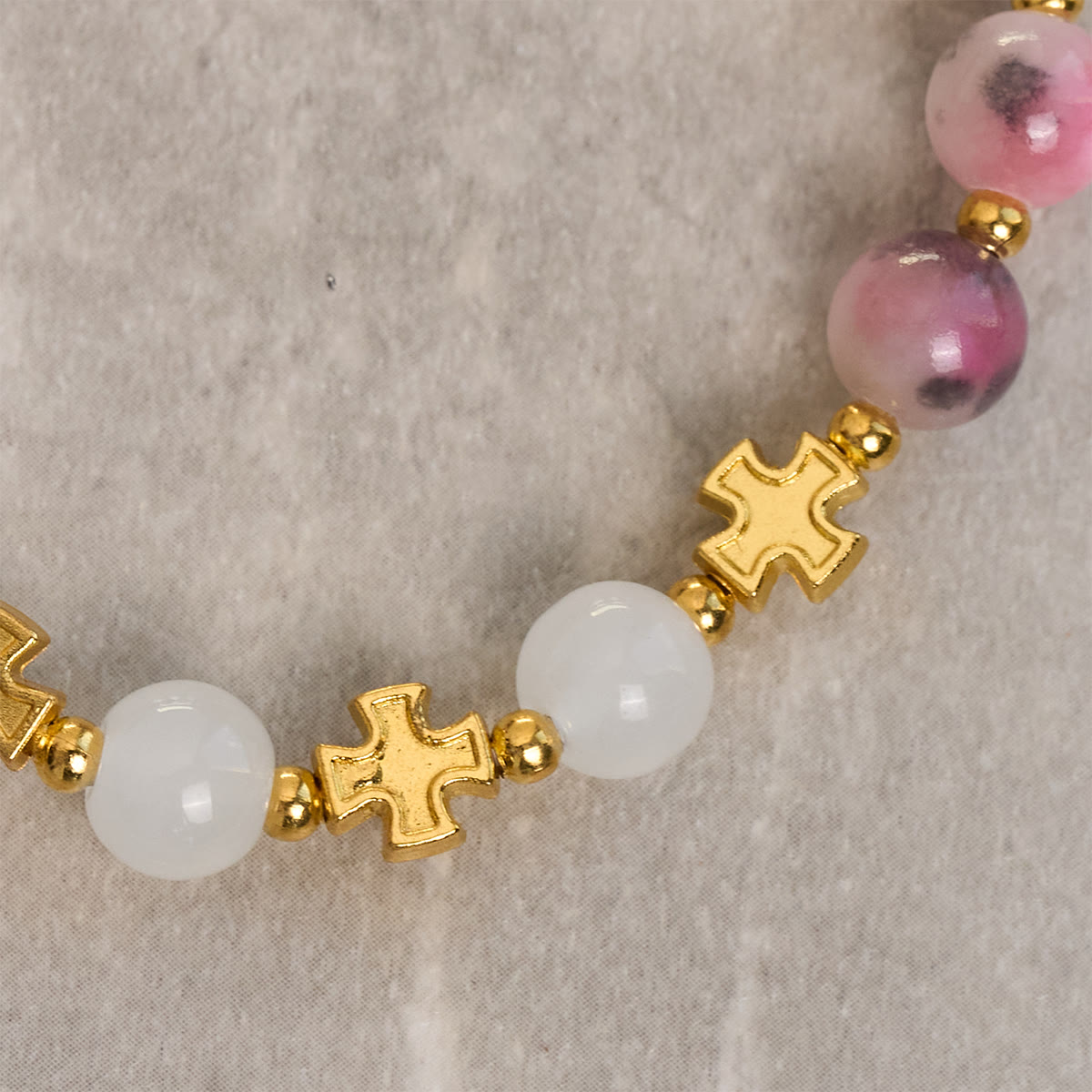 Bracelet élégant en perles de jade rose persan et noir de 8 mm avec croix ancienne