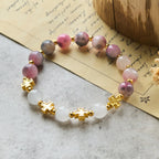 Bracelet élégant en perles de jade rose persan et noir de 8 mm avec croix ancienne