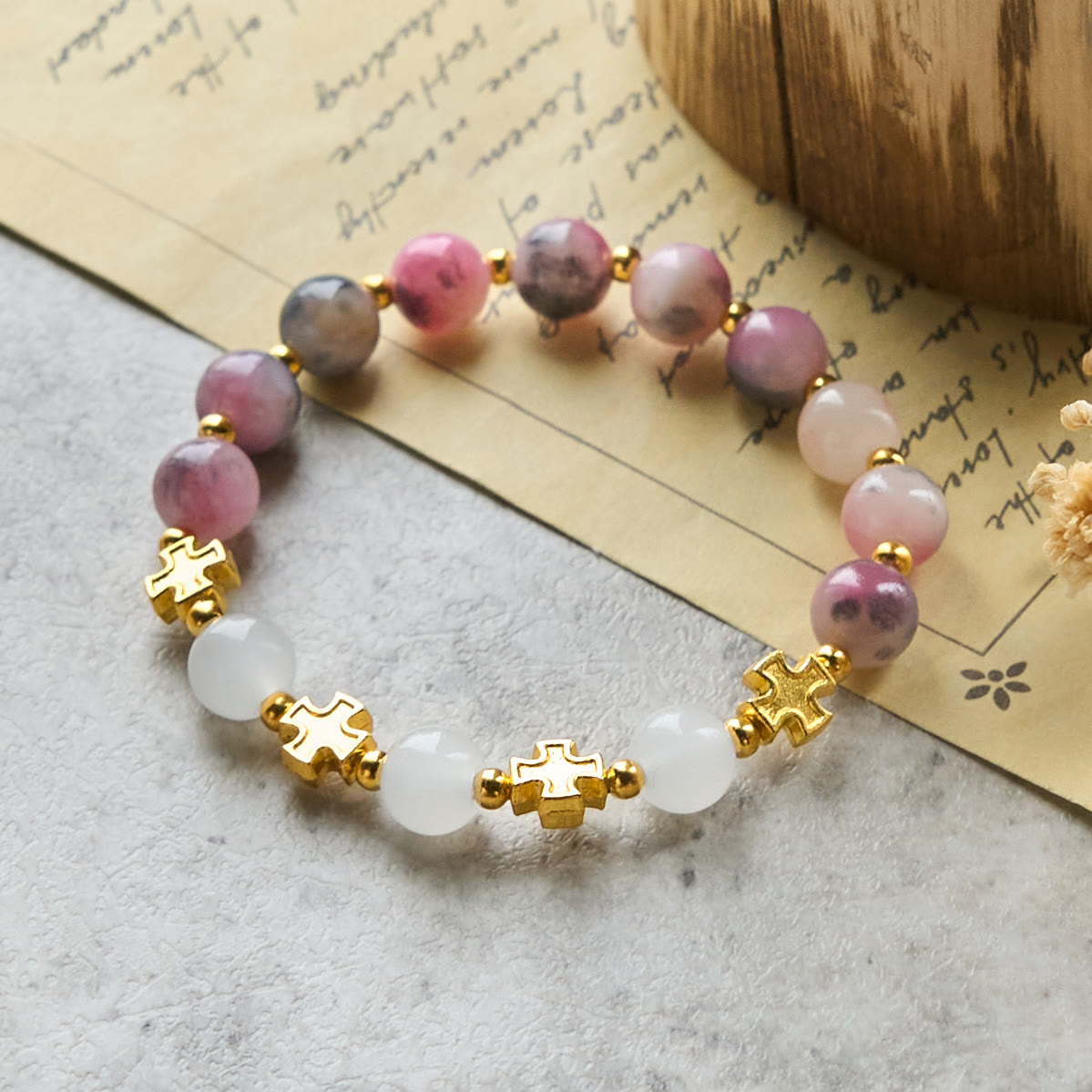 Bracelet élégant en perles de jade rose persan et noir de 8 mm avec croix ancienne
