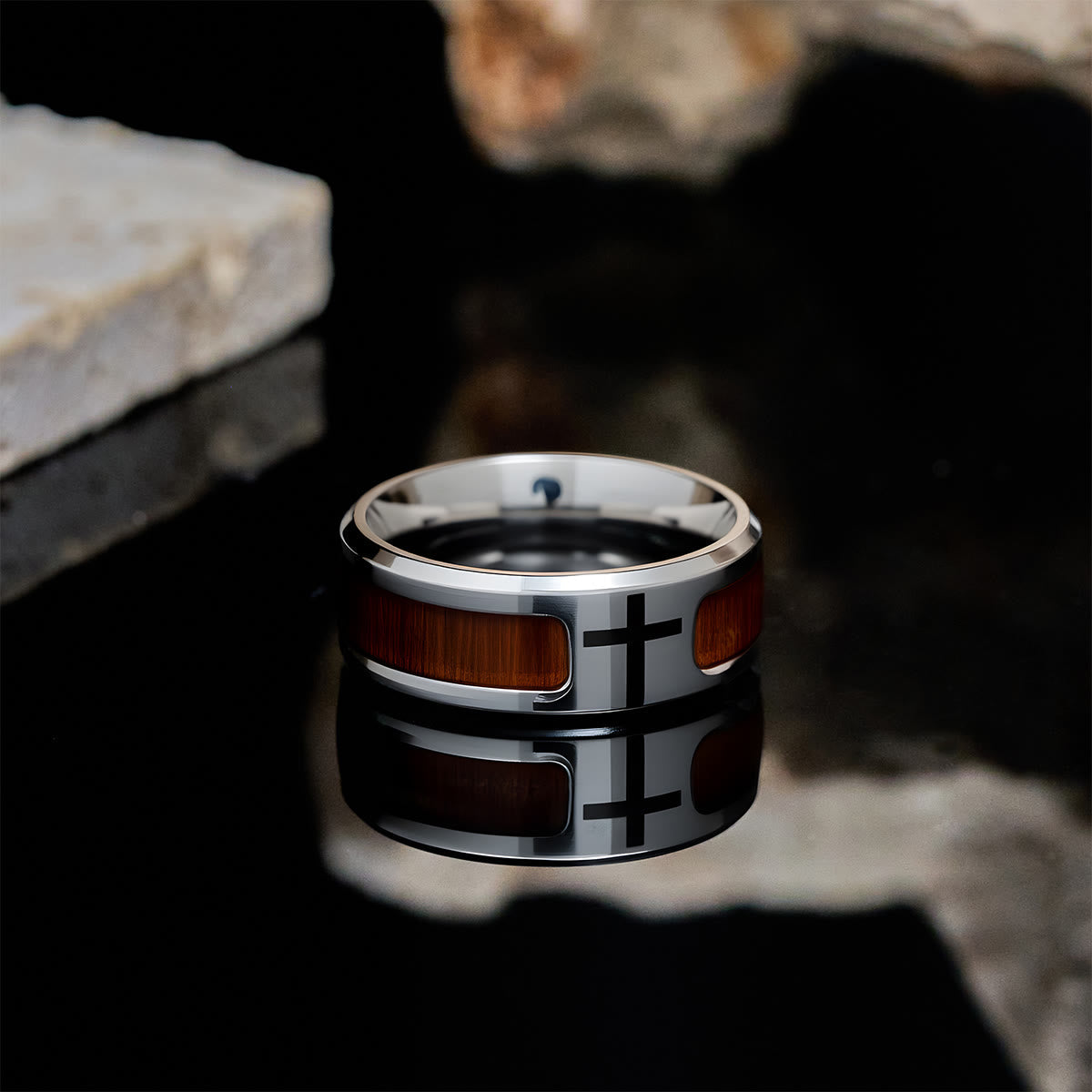 Anillo Moderno y Elegante con Detalle de Madera: Fe Enraizada en la Naturaleza