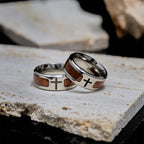 Anillo Moderno y Elegante con Detalle de Madera: Fe Enraizada en la Naturaleza