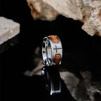 Anillo Moderno y Elegante con Detalle de Madera: Fe Enraizada en la Naturaleza