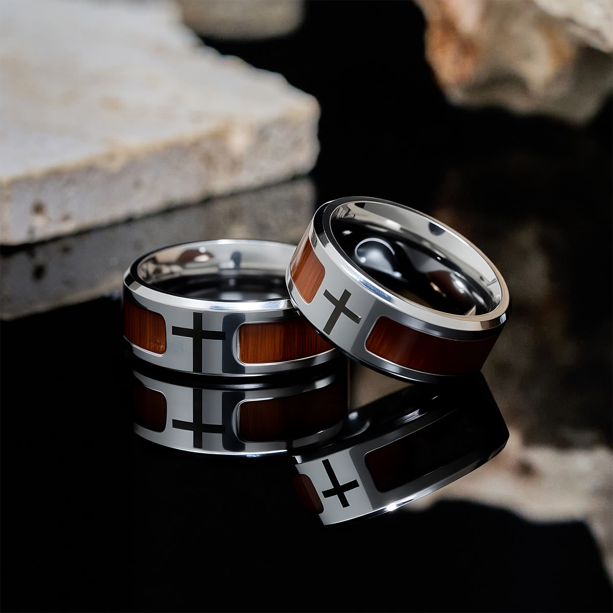 Anillo Moderno y Elegante con Detalle de Madera: Fe Enraizada en la Naturaleza