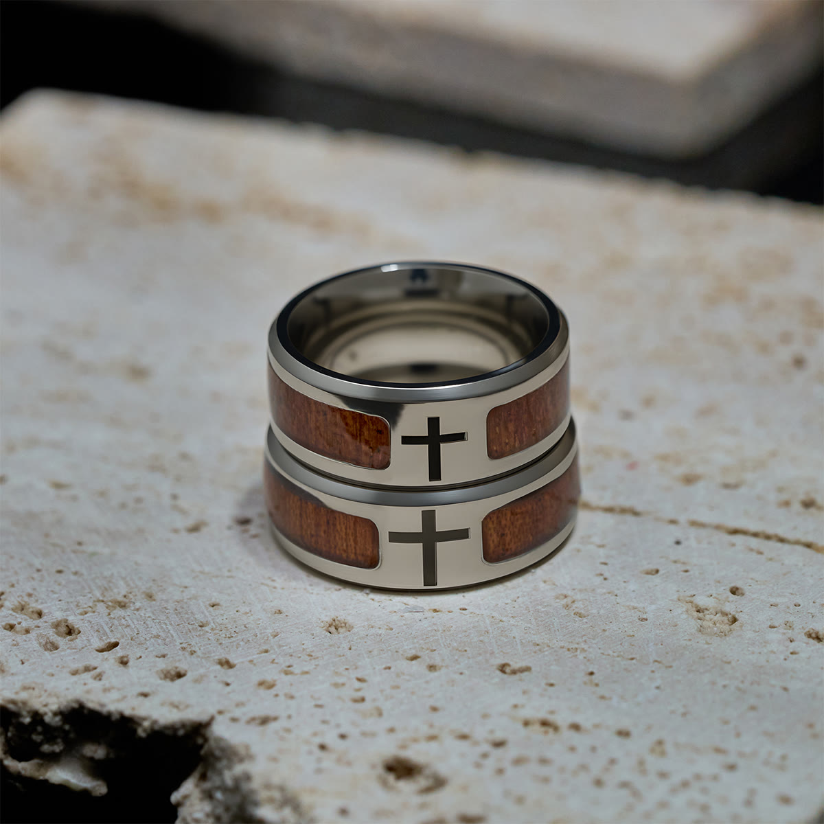 Anillo Moderno y Elegante con Detalle de Madera: Fe Enraizada en la Naturaleza