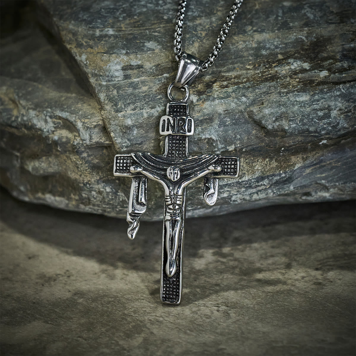 Collier Croix INRI en Argent Sterling Artistique : Une Fusion Unique d'Art et de Foi