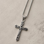 Collar clásico de cruz ornamentada de acero inoxidable: un símbolo profundo de fe