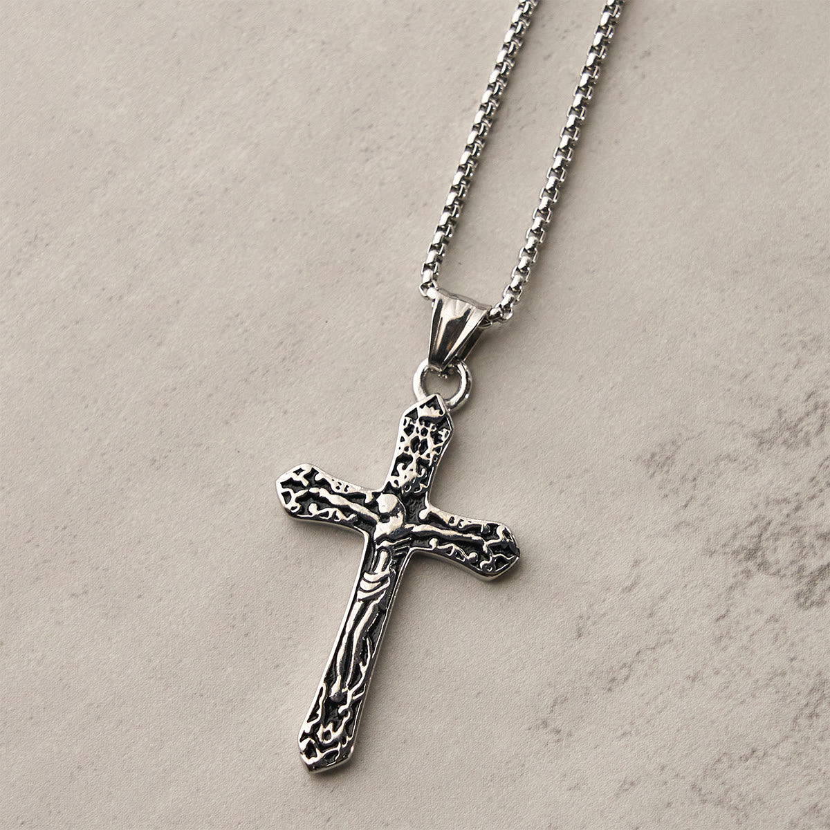Collar clásico de cruz ornamentada de acero inoxidable: un símbolo profundo de fe