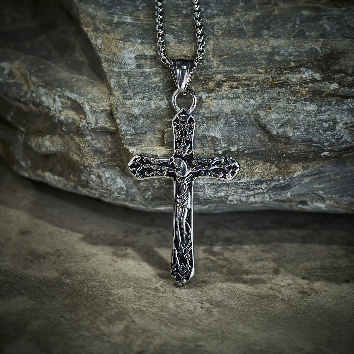 Collar clásico de cruz ornamentada de acero inoxidable: un símbolo profundo de fe