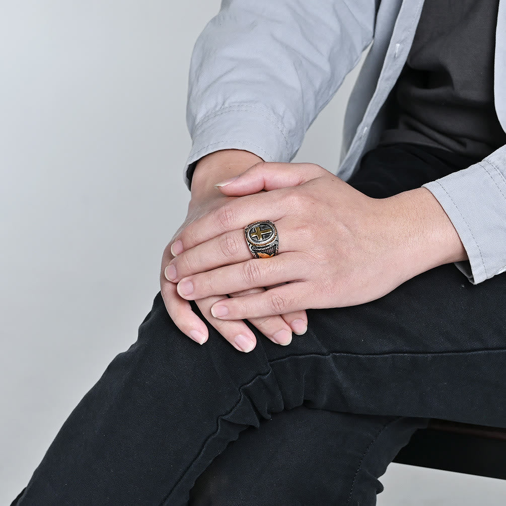 Anillo Cruz Metálica con Detalle Manos Orando: Elección de Moda Espiritual