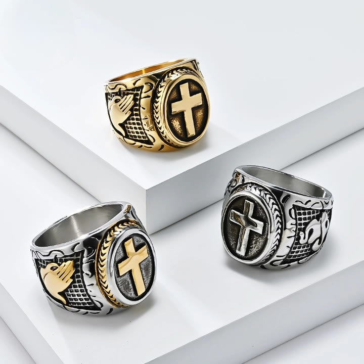 Anillo Cruz Metálica con Detalle Manos Orando: Elección de Moda Espiritual