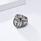 Anillo Cruz Metálica con Detalle Manos Orando: Elección de Moda Espiritual