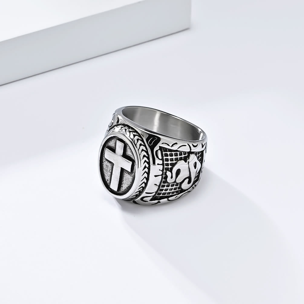 Anillo Cruz Metálica con Detalle Manos Orando: Elección de Moda Espiritual