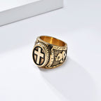 Anillo Cruz Metálica con Detalle Manos Orando: Elección de Moda Espiritual