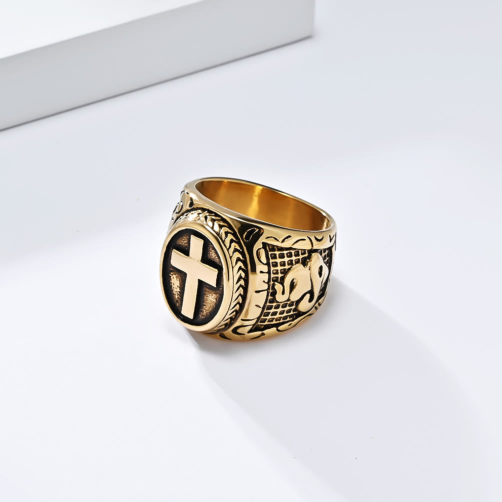 Anillo Cruz Metálica con Detalle Manos Orando: Elección de Moda Espiritual