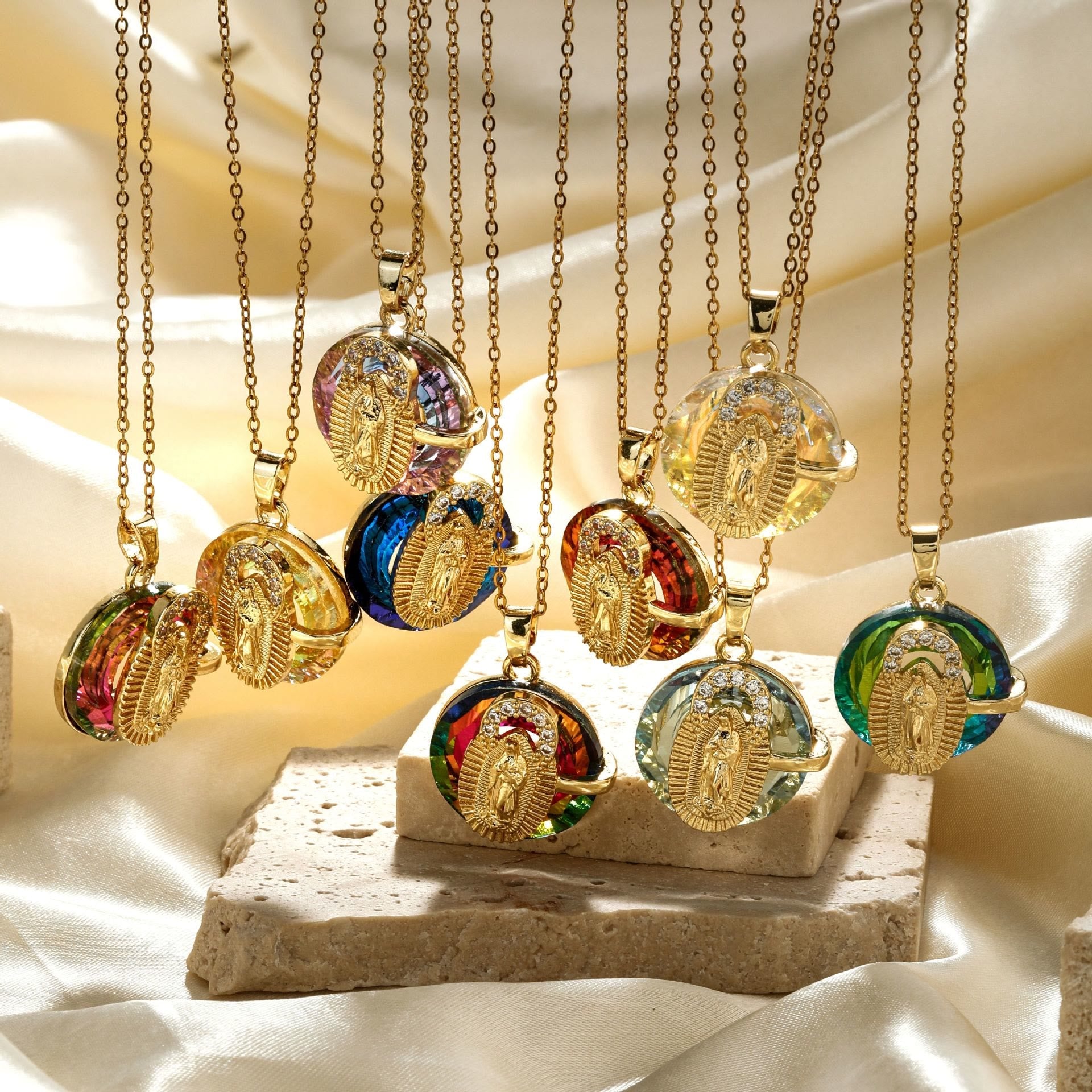 Colliers Cristallins Multicolores de la Vierge Marie : Bijoux Artistiques Remplis de Foi