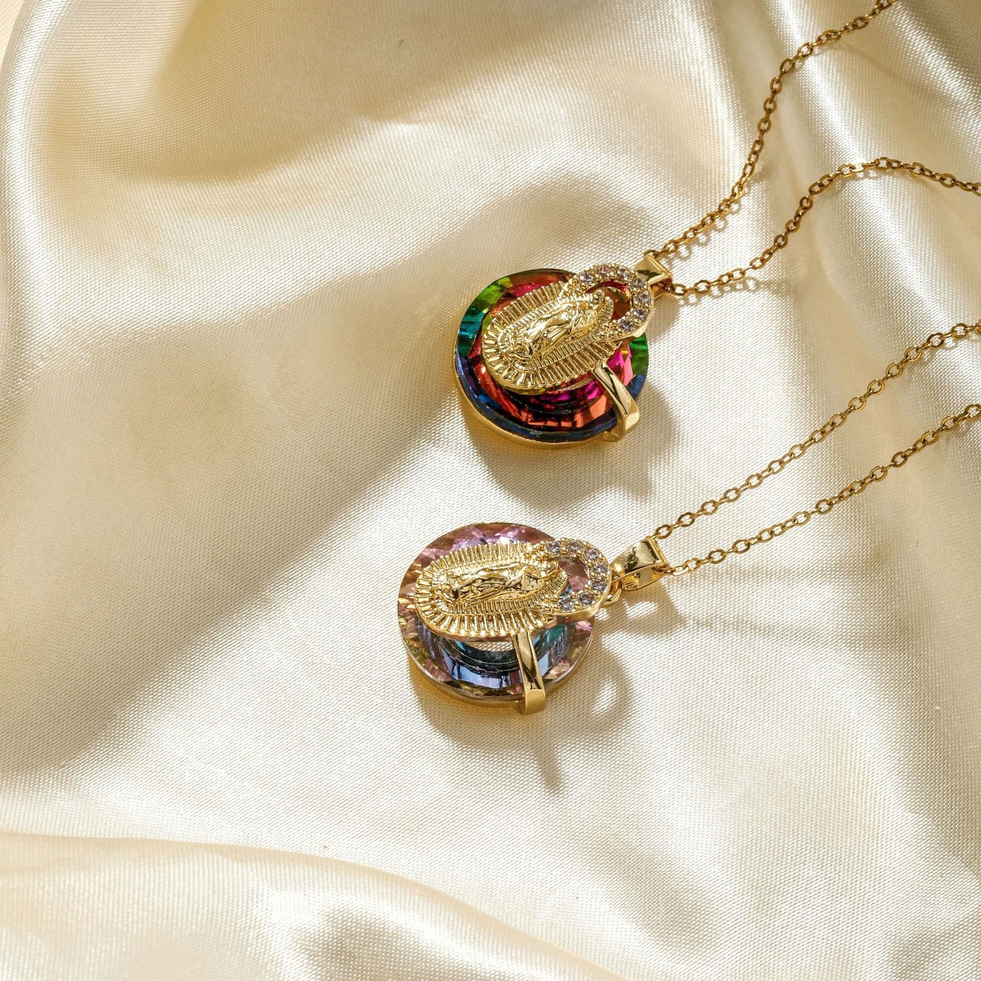 Colliers Cristallins Multicolores de la Vierge Marie : Bijoux Artistiques Remplis de Foi