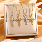 Collar Corazón y Cruz Bicolor con Circonitas: Fusión de Amor y Fe