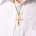 Collar con Crucifijo de Jesús Tricolor: Una Fusión de Fe y Tonos Elegantes
