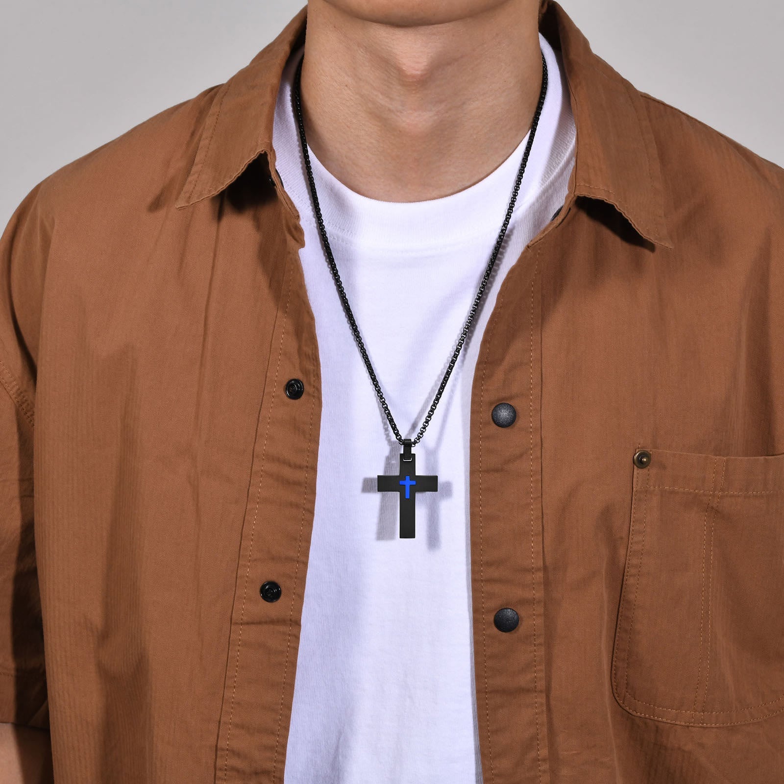 Collier croix bicolore en acier inoxydable : La foi rencontre le contraste élégant