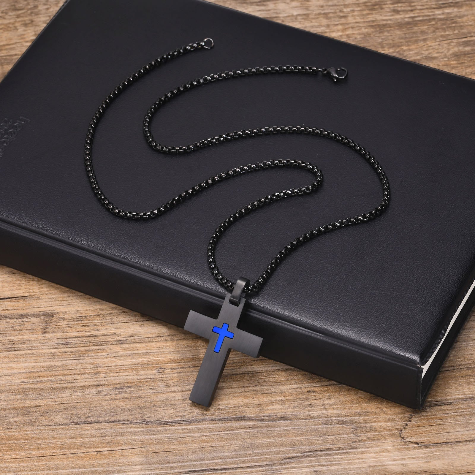 Collier croix bicolore en acier inoxydable : La foi rencontre le contraste élégant