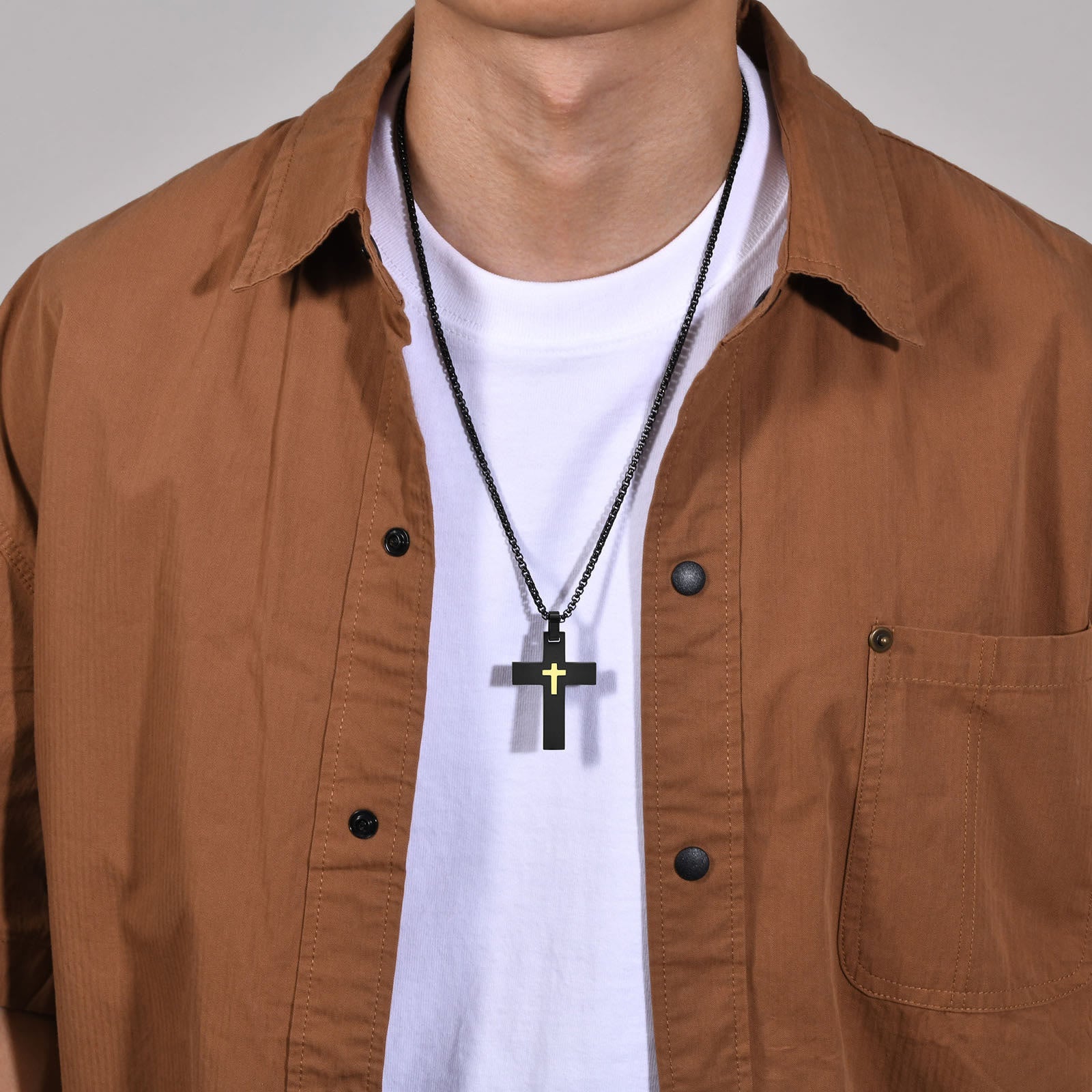 Collier croix bicolore en acier inoxydable : La foi rencontre le contraste élégant