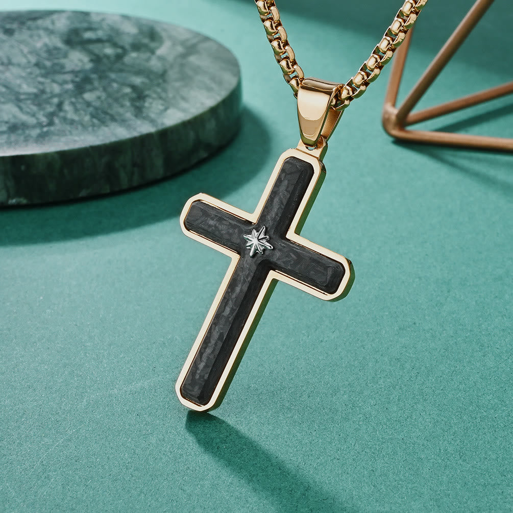 Collar de Cruz Bicolor: Elegancia Fiel en Estilos Metálicos