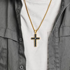 Collar de Cruz Bicolor: Elegancia Fiel en Estilos Metálicos